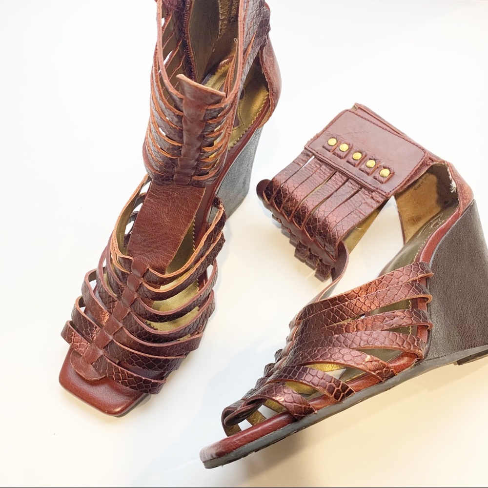 Report Size 8 Leather Red Square Toe Strappy Wedge